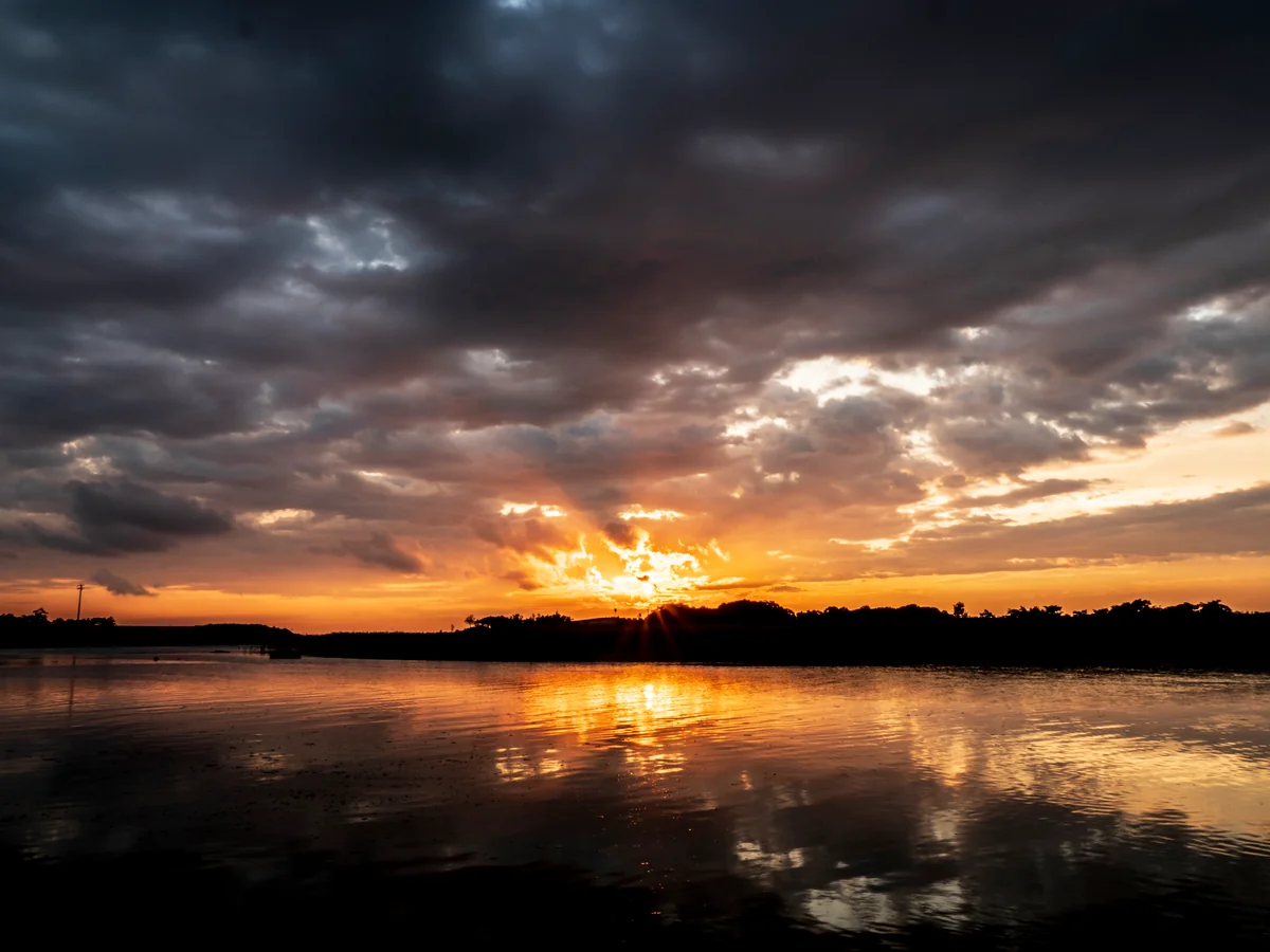 投稿写真：暗雲の朝日