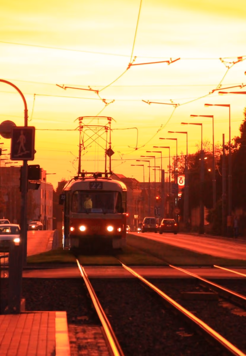 投稿写真：夕焼けの中を走るプラハの路面電車