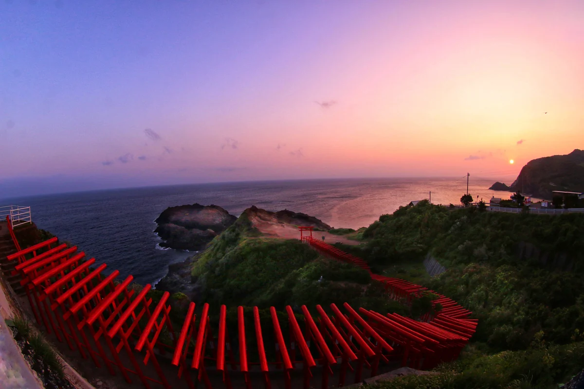 投稿写真：朝日を浴びる元乃隅稲荷神社