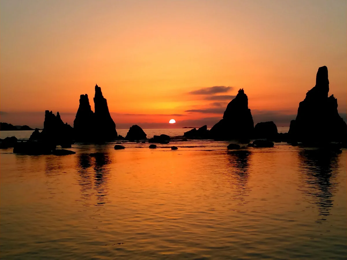 投稿写真：橋杭岩と日の出