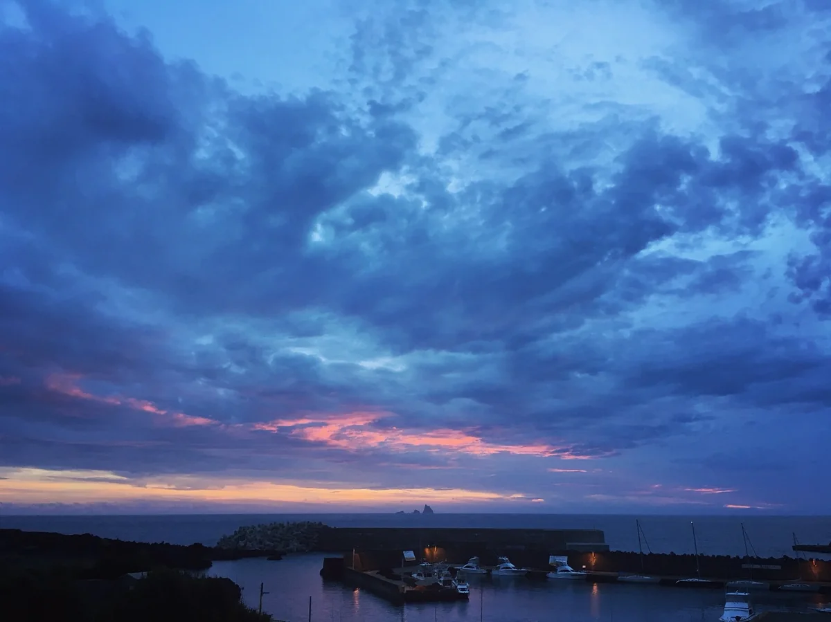 投稿写真：水彩画のような残照の雲
