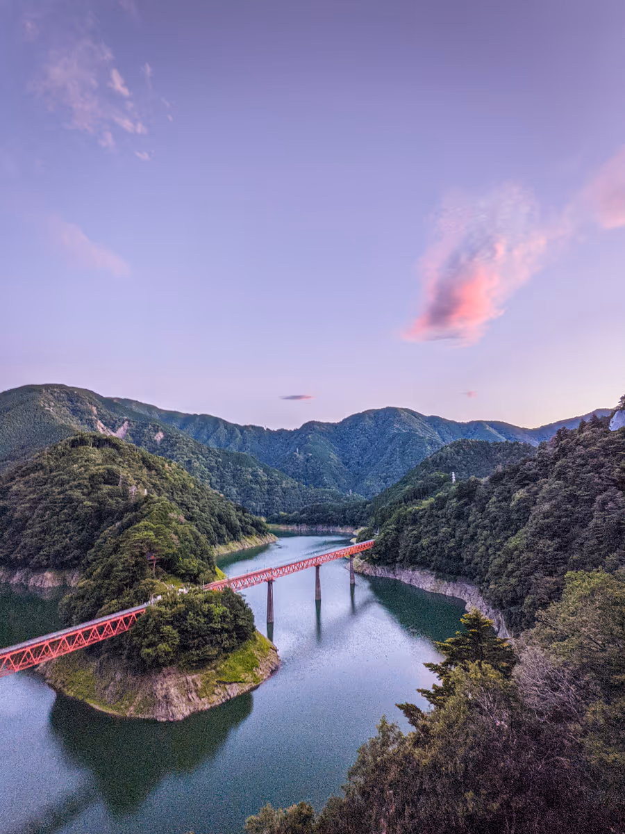 投稿写真：レインボーブリッジと湖上駅の夕景