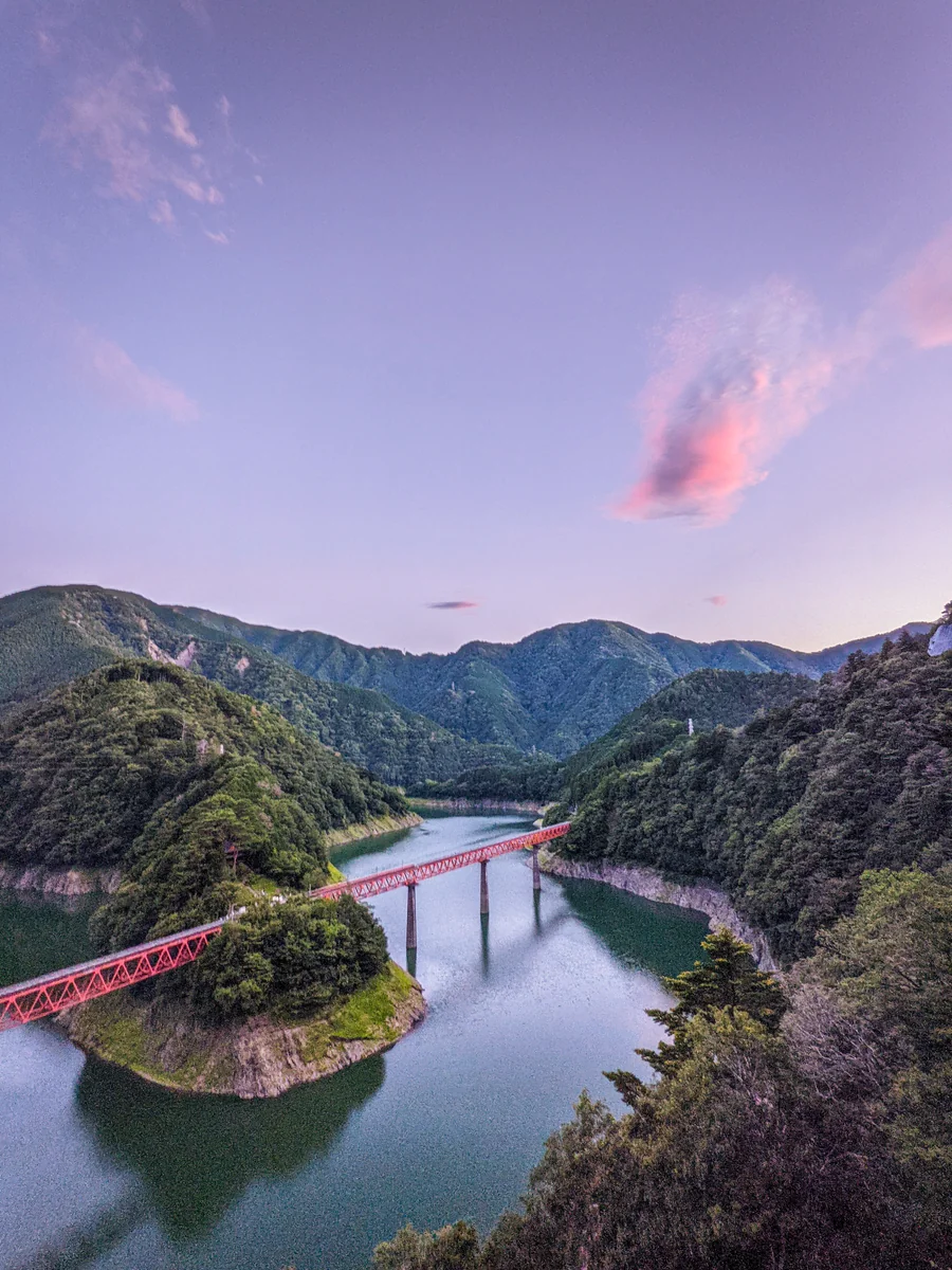 投稿写真：レインボーブリッジと湖上駅の夕景