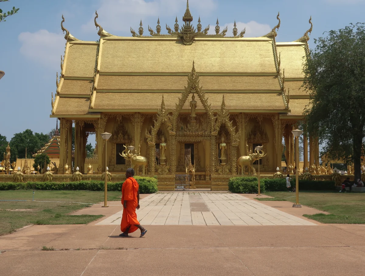 投稿写真：金色のお堂とお坊さんのオレンジ色の袈裟のコントラストが美しい