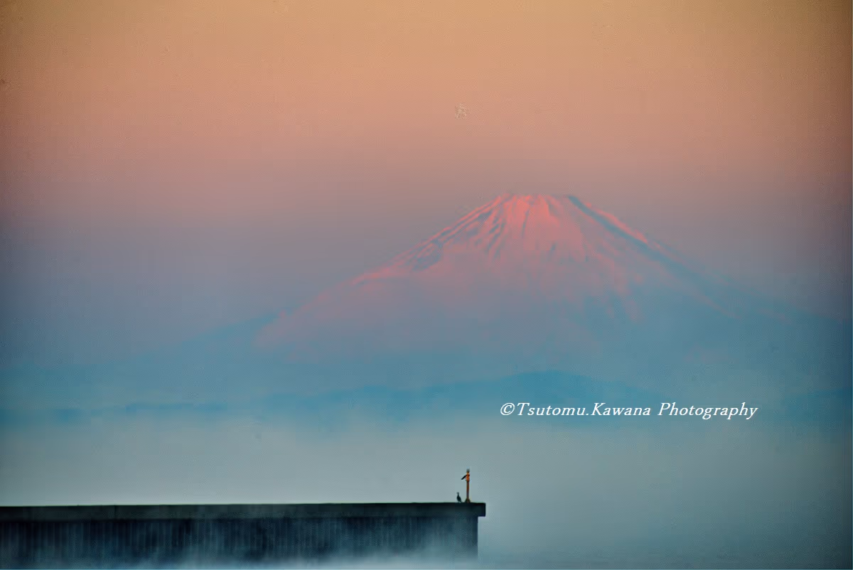 投稿写真：淡き紅富士よ、元日の朝、地元の房総富津上総湊より