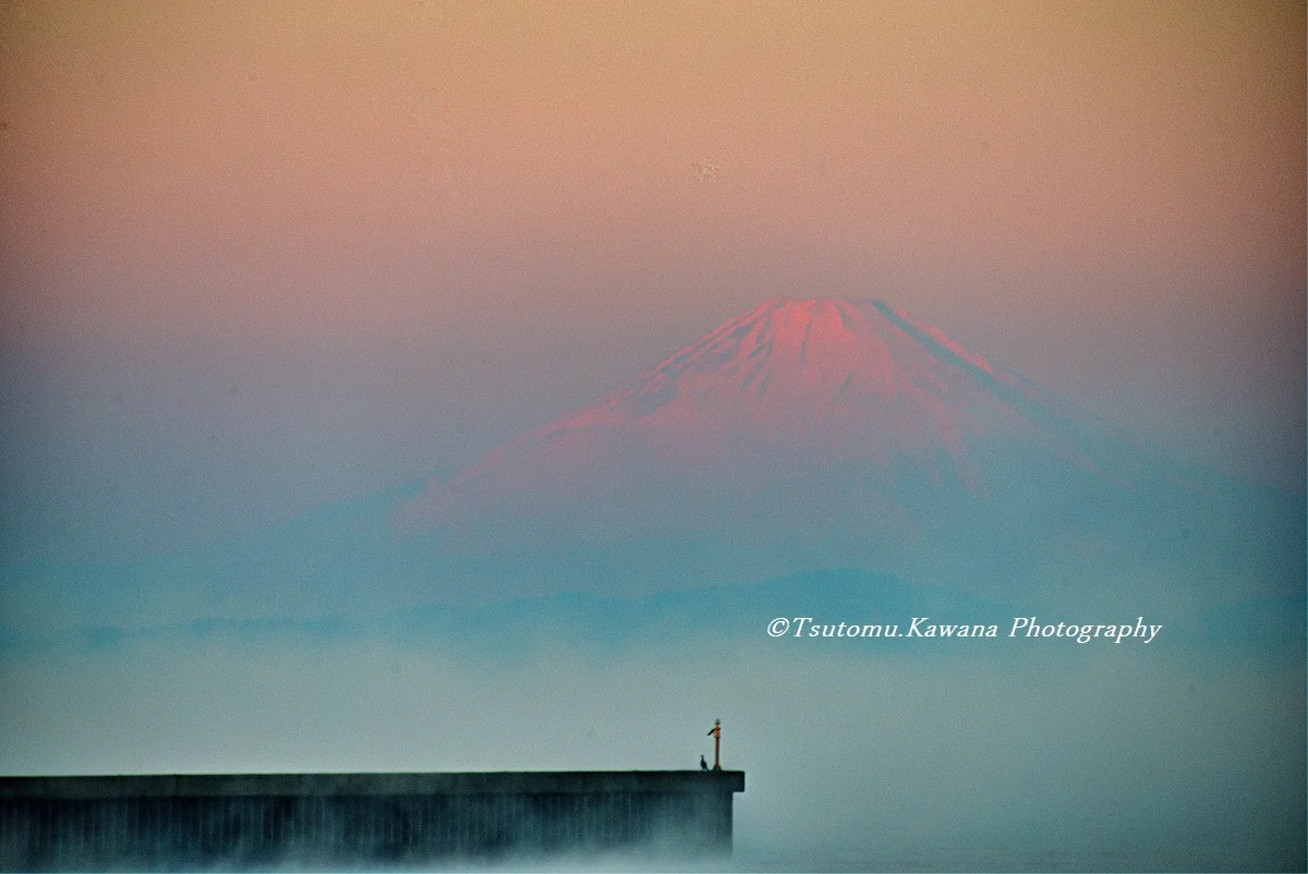 投稿写真：淡き紅富士よ、元日の朝、地元の房総富津上総湊より