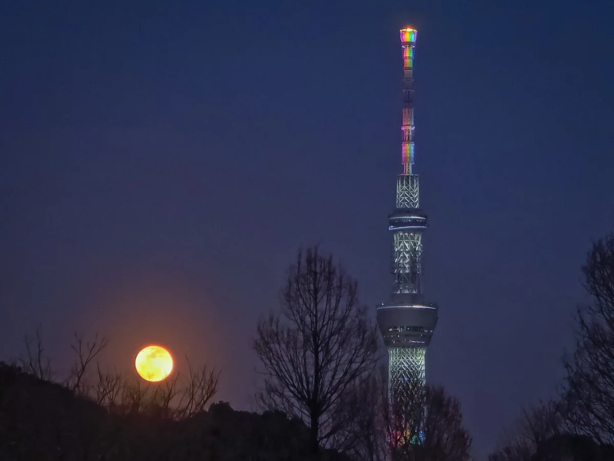 投稿写真：満月の出と虹色スカイツリー
