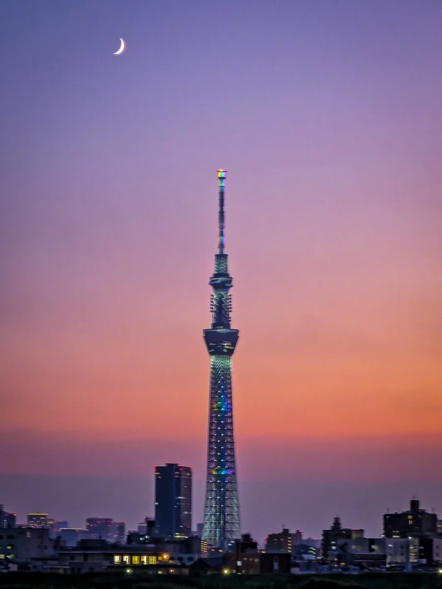投稿写真：夕焼け空に映える五日月と虹色スカイツリー