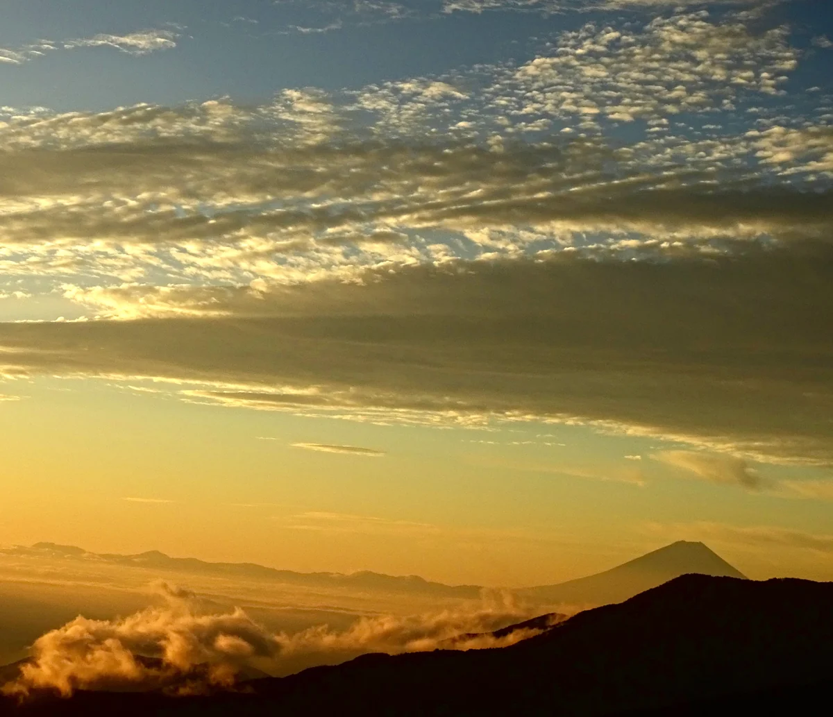 投稿写真：朝日に浮かぶ富士山