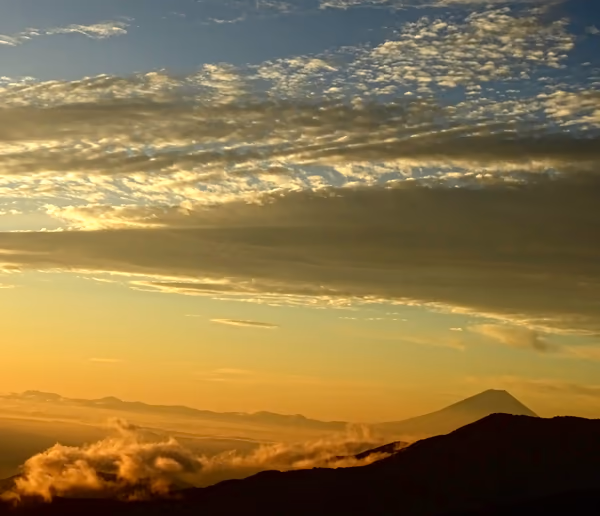 投稿：朝日に浮かぶ富士山