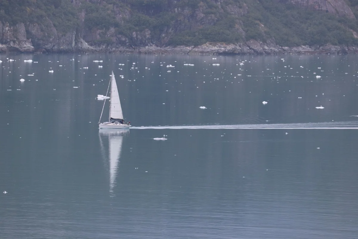 投稿写真：氷河と白いヨット