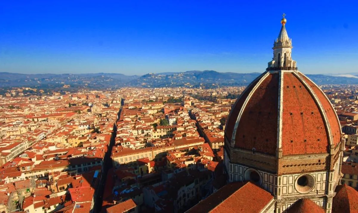 投稿写真：フィレンツェの大聖堂。赤煉瓦の屋根の街並み