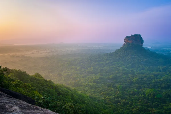 投稿：朝日に染まるシーギリヤロック