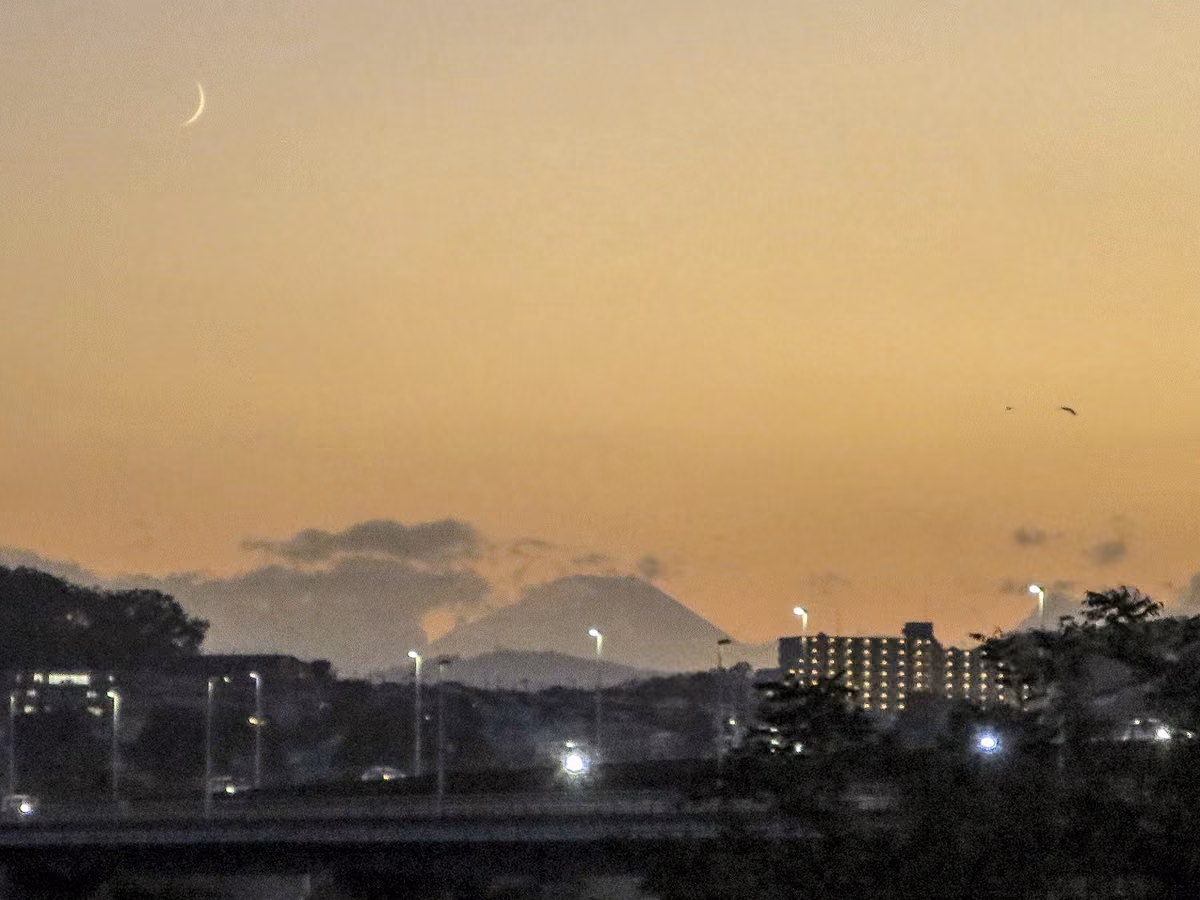 投稿写真：夕富士と三日月
