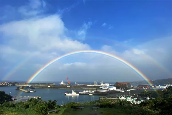 投稿：朝の完璧なダブルのアーチ