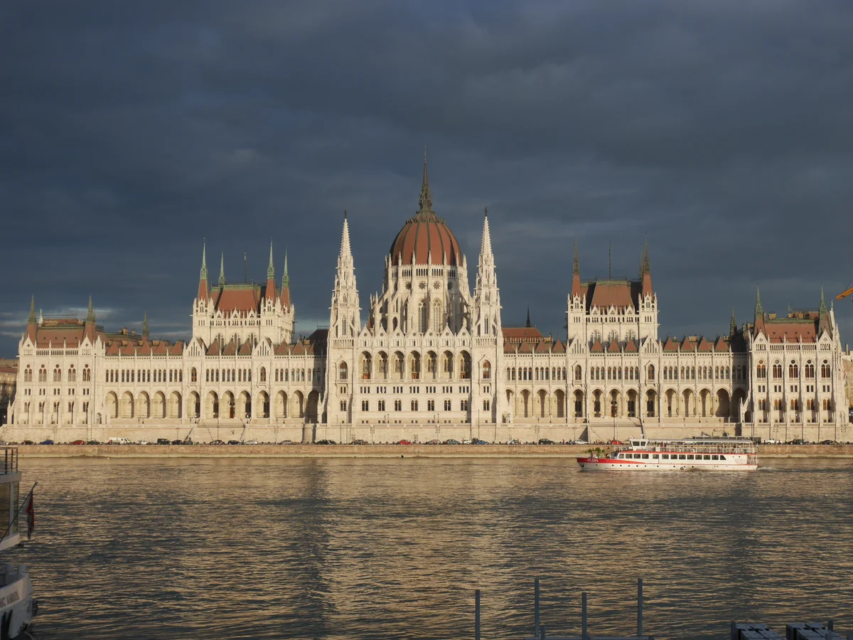 投稿写真：国会議事堂とクルーズ船⛴