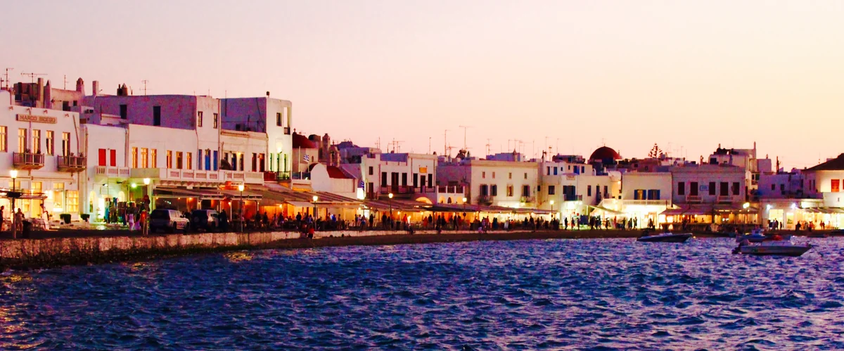 投稿写真：ミコノス島 〜夕暮れの賑わい〜