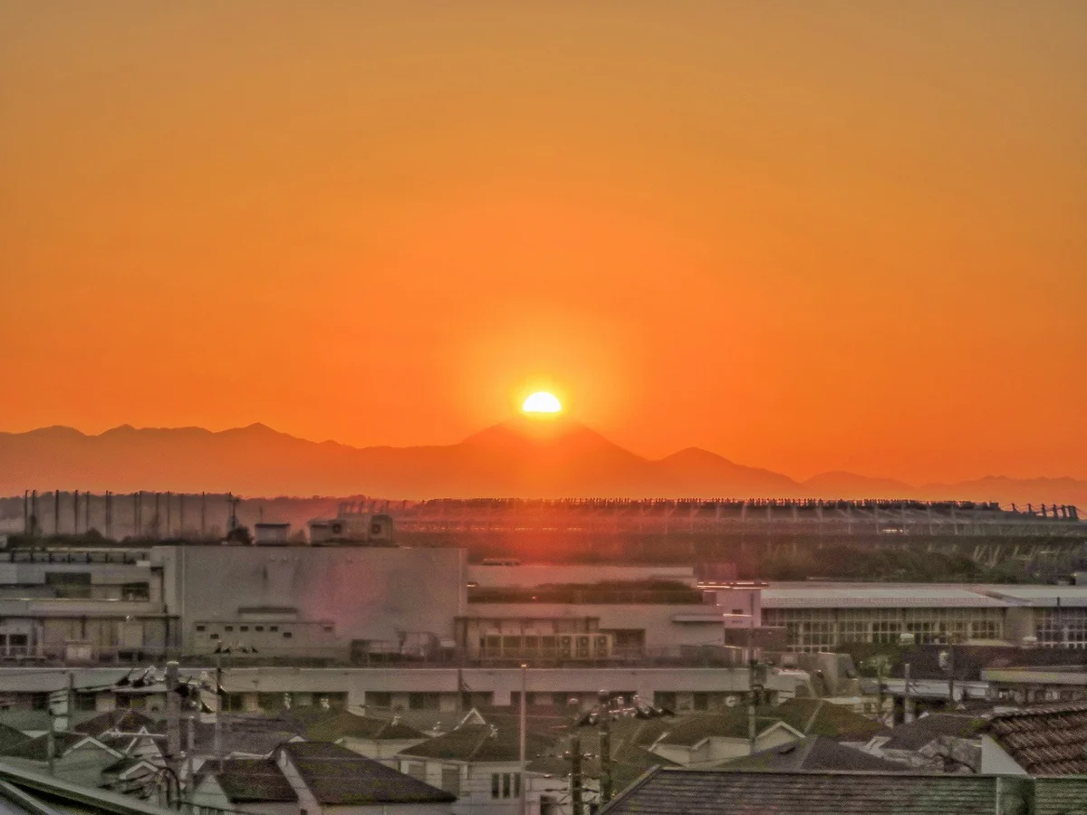 投稿写真：味スタ越しのダイヤモンド富士