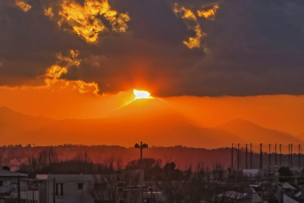 投稿写真：雲間のダイヤモンド富士の始まり