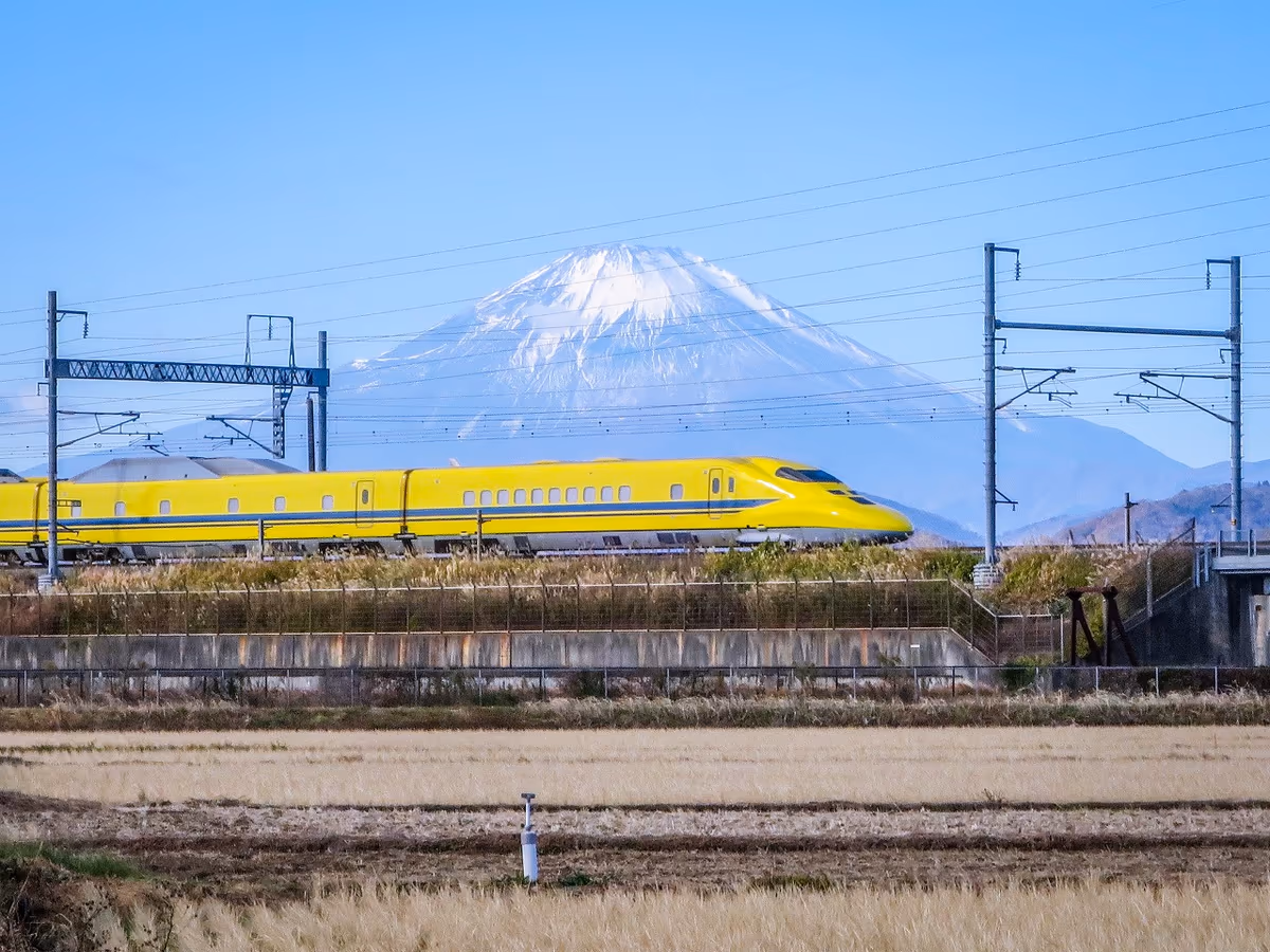 投稿写真：ドクターイエローと富士山