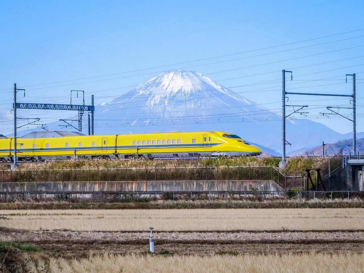 投稿写真：ドクターイエローと富士山
