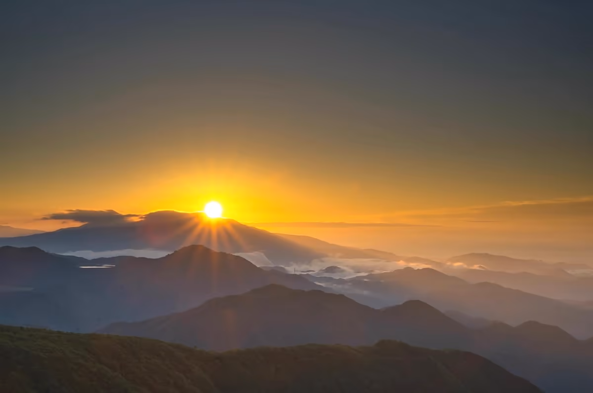 投稿写真：空と太陽と山の影