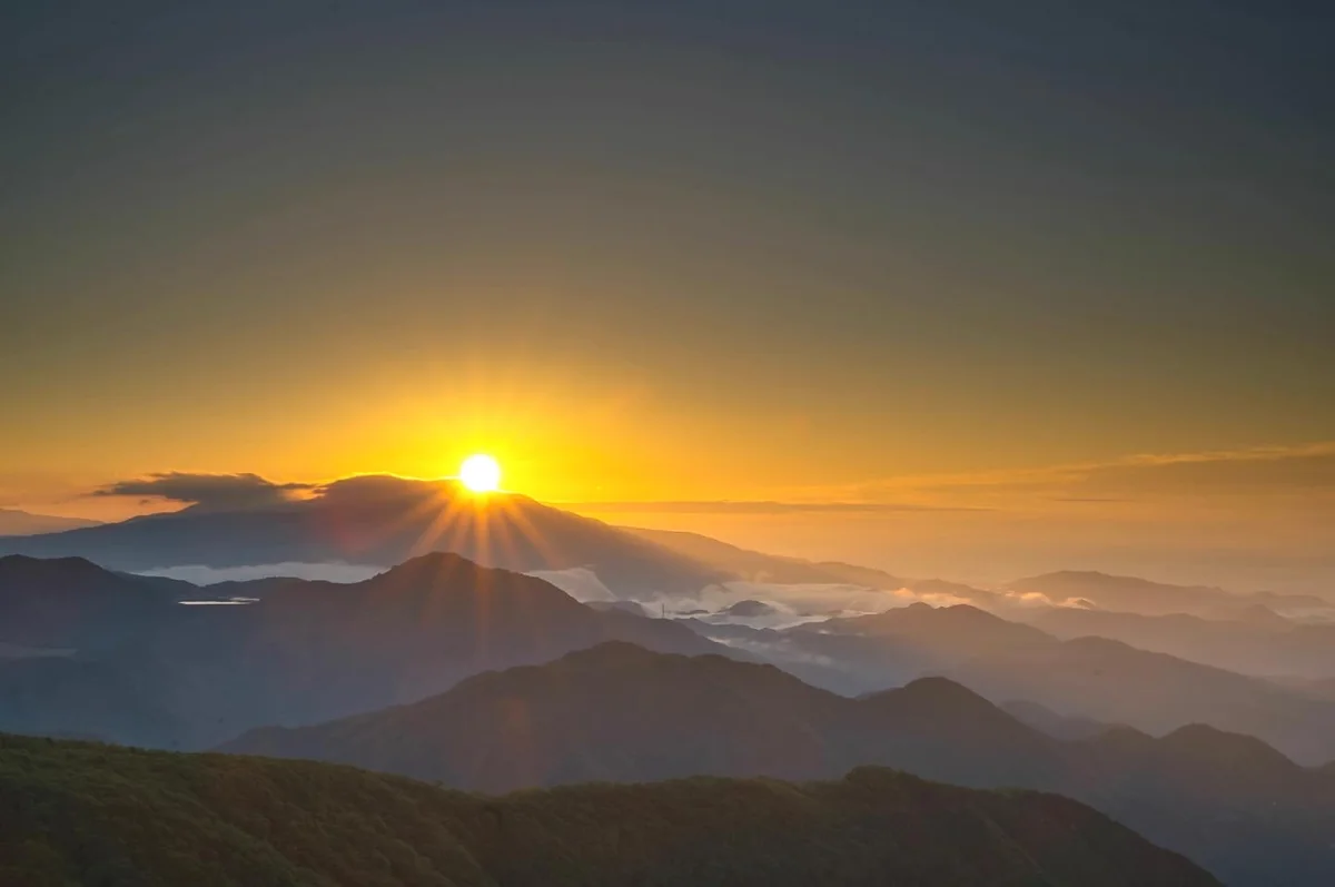 投稿写真：空と太陽と山の影