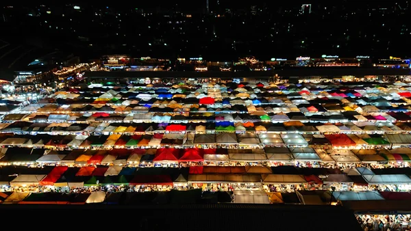 投稿：タラートロットファイ・ラチャダー