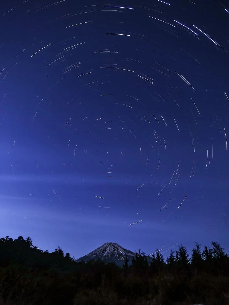 投稿写真：富士山の真上を回る周極星の軌跡