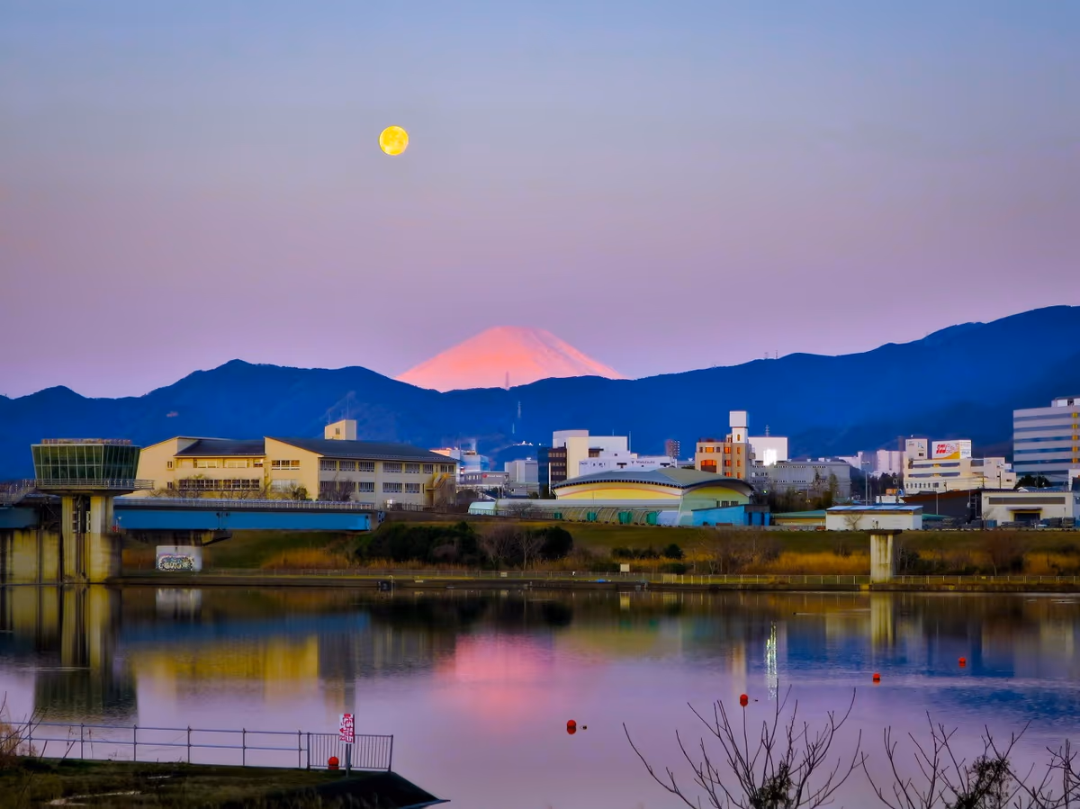 投稿写真：紅富士と月