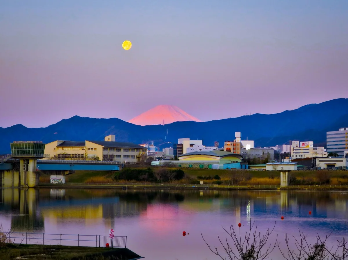 投稿写真：紅富士と月