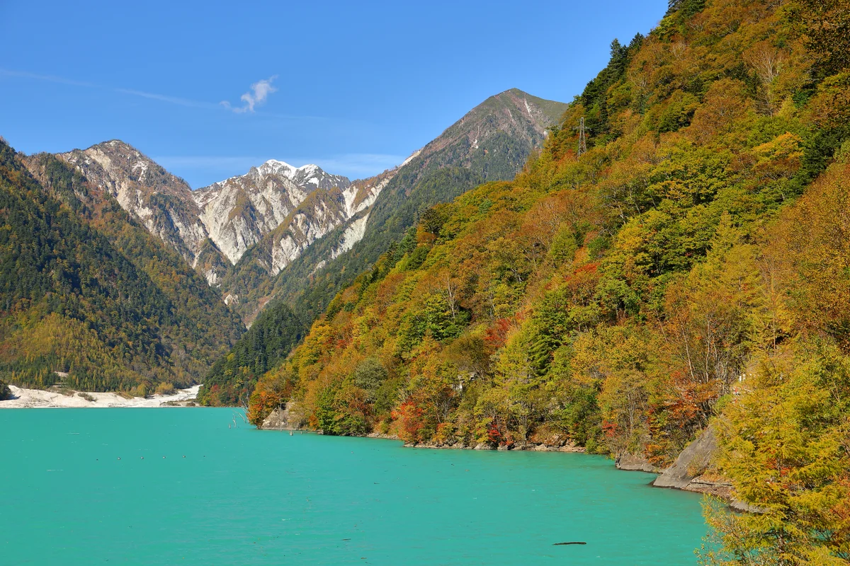 投稿写真：エメラルドグリーンの高瀬ダム湖　紅葉と雪山
