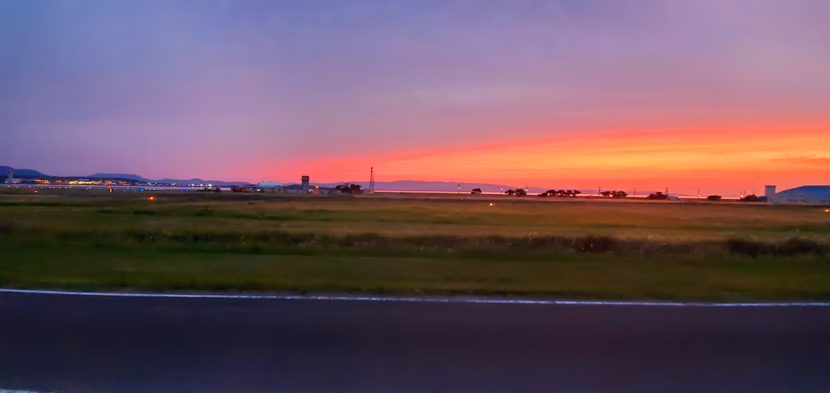 投稿写真：滑走路と夕焼け