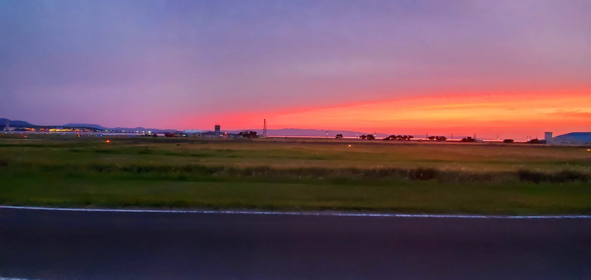 投稿写真：滑走路と夕焼け