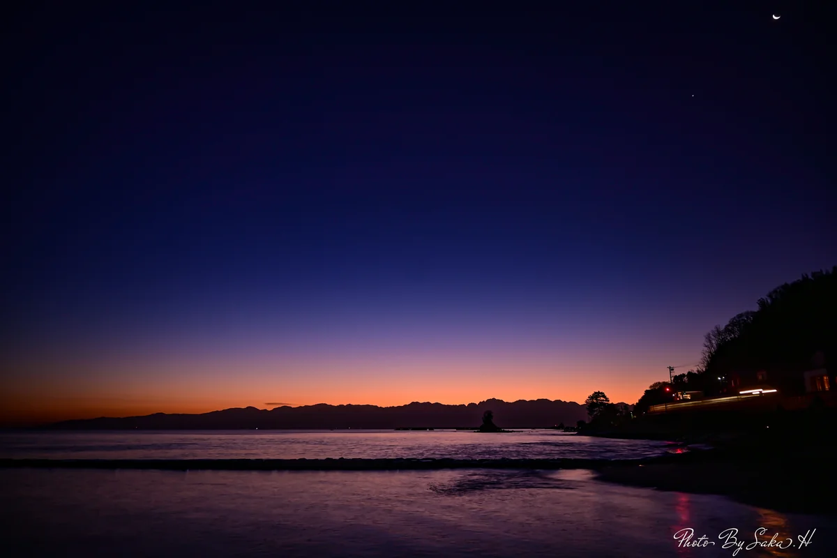 投稿写真：雨晴海岸の夜明け