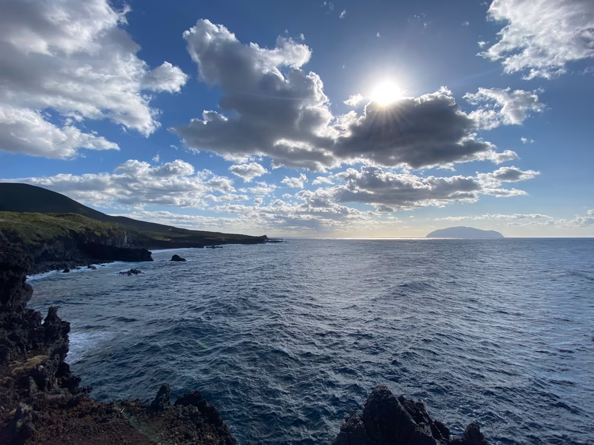 投稿写真：三宅島のダイヤモンドヘッドと御蔵島