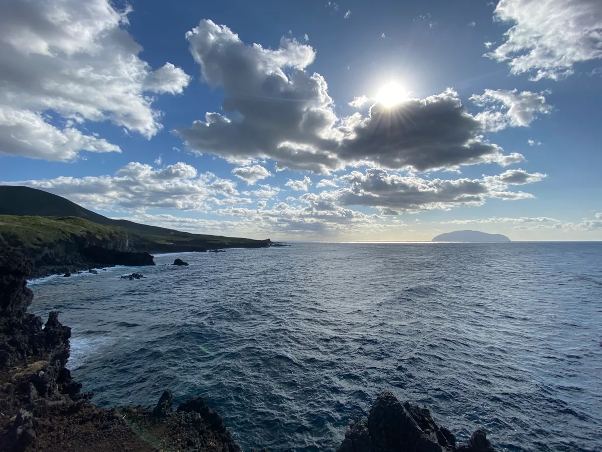 投稿写真：三宅島のダイヤモンドヘッドと御蔵島