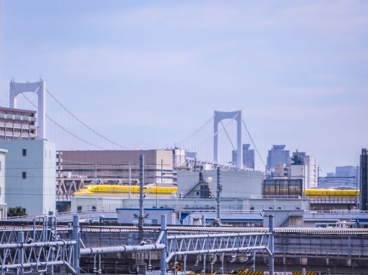 投稿写真：レインボーブリッジと回送線を東京駅に向かうドクターイエロー