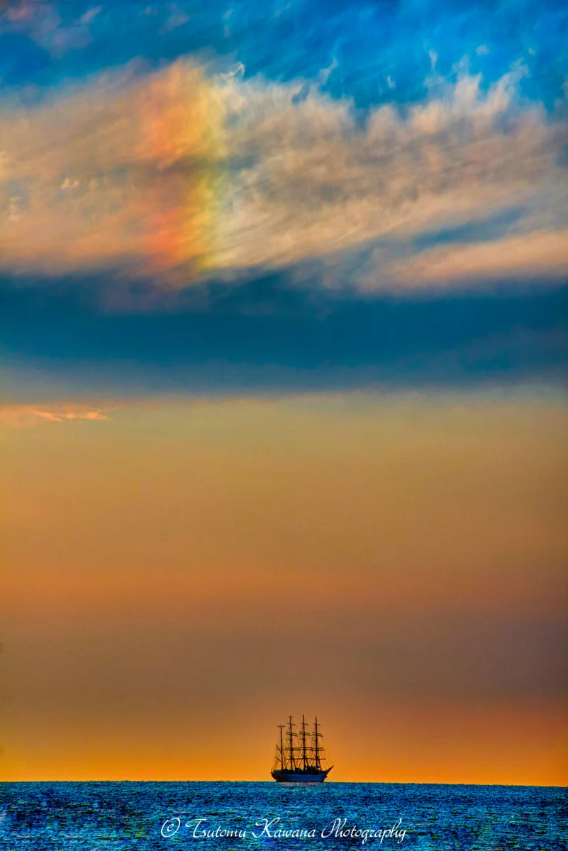 投稿写真：大海原に煌く虹色の幻日と航海者
