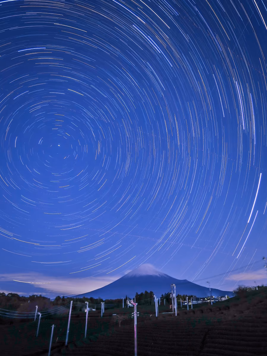 投稿写真：茶畑と富士山と北天の星の軌跡