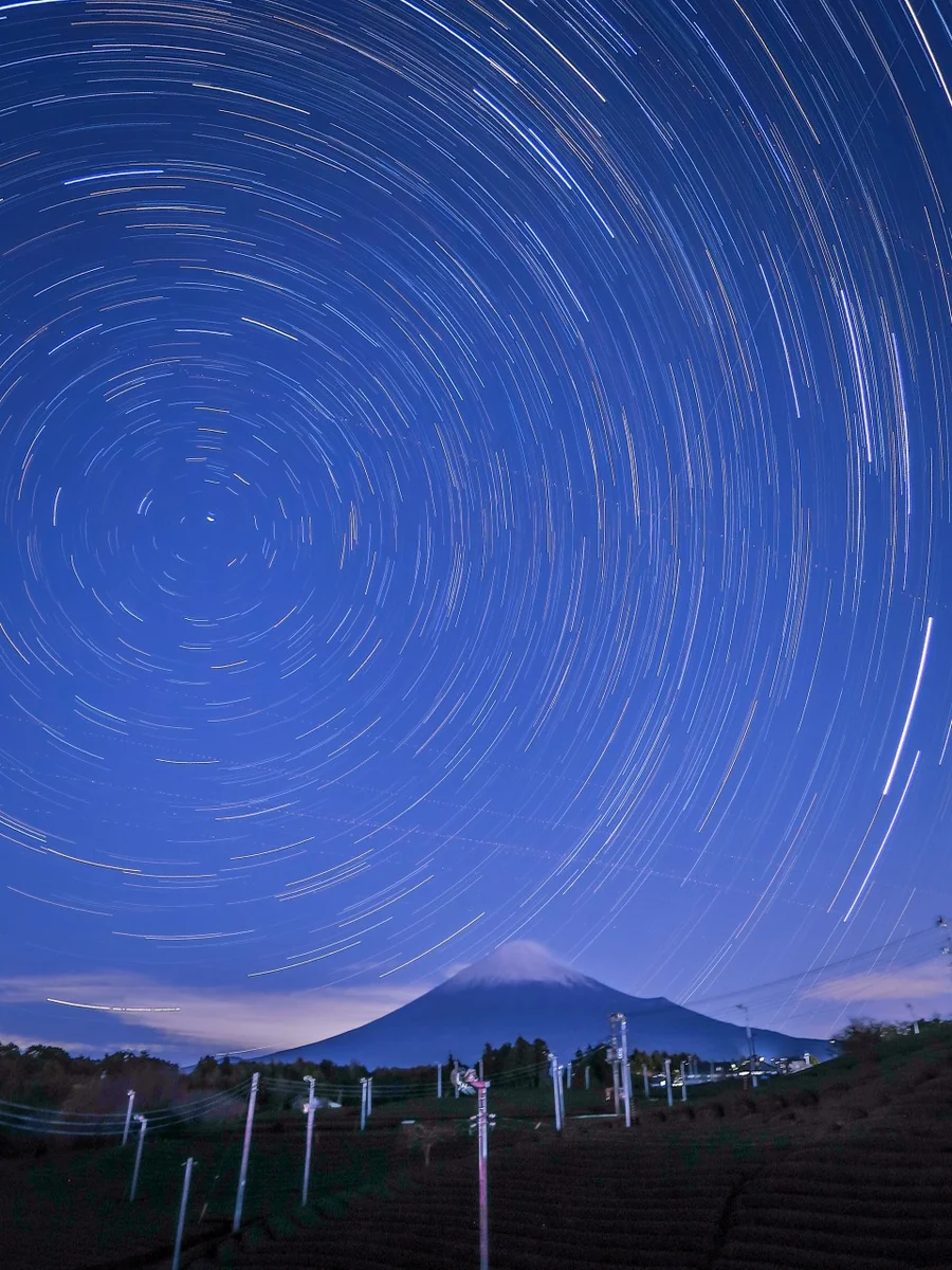 投稿写真：茶畑と富士山と北天の星の軌跡