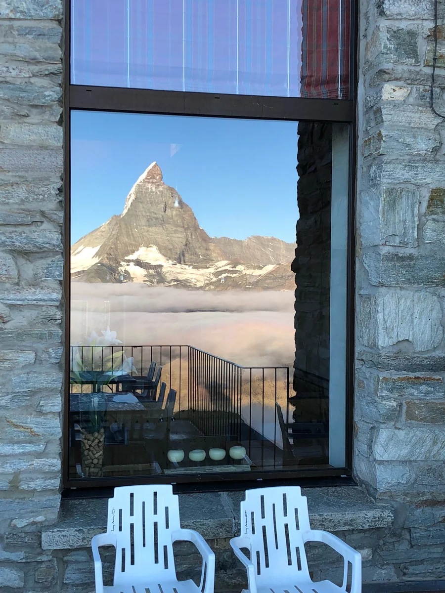 投稿写真：窓にうつったマッターホルン