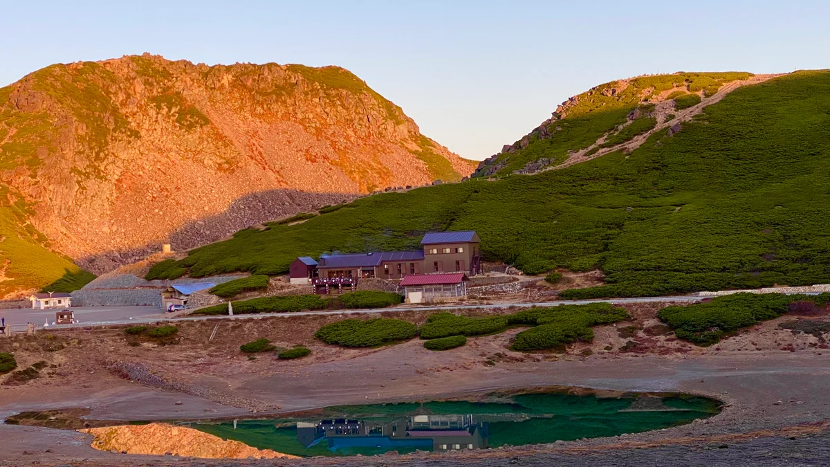 投稿写真：モルゲンロート - 朝焼けの恵比寿岳と鏡の様な鶴ヶ池