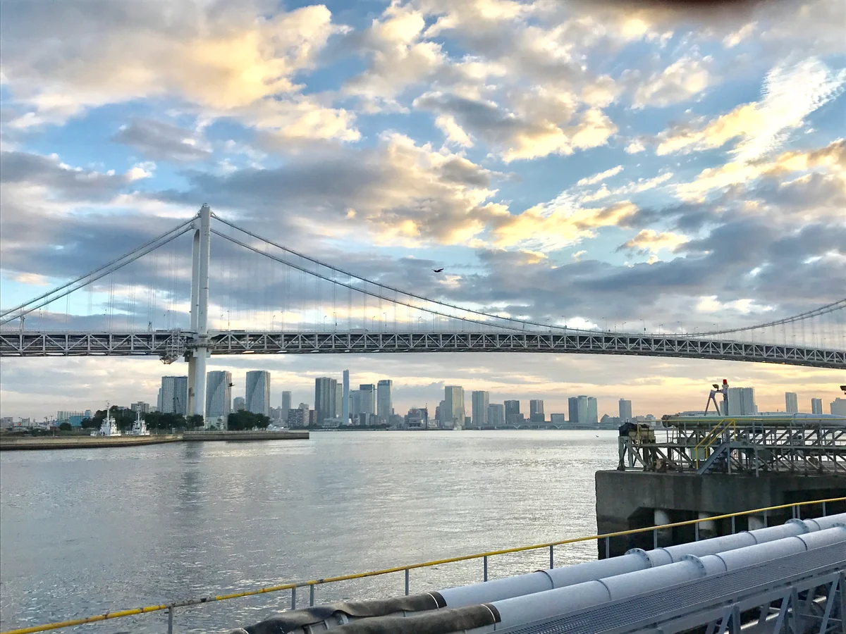 投稿写真：カオスの空を跨ぐ、夢の架け橋レインボーブリッジ