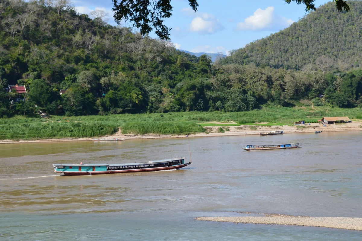 投稿写真：メコン川と渡し舟
