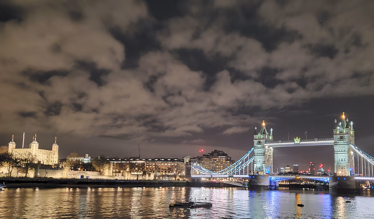 投稿写真：夜景に浮かぶロンドン搭とタワーブリッジ