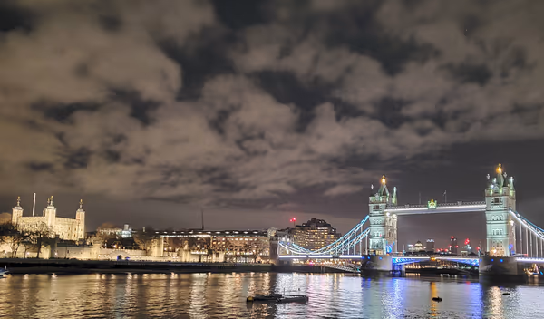 投稿：夜景に浮かぶロンドン搭とタワーブリッジ