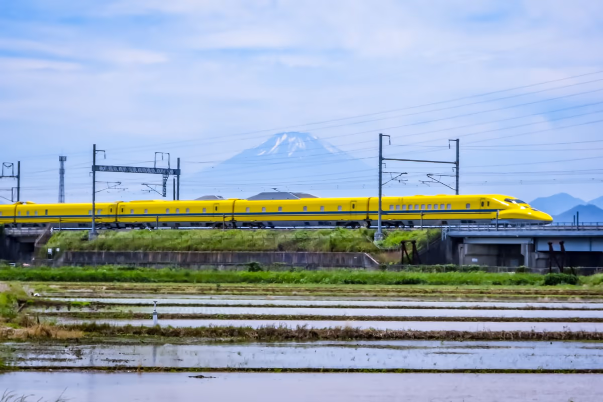 投稿写真：ドクターイエローと富士山