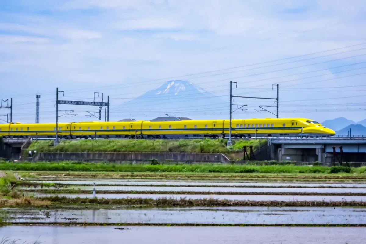 投稿写真：ドクターイエローと富士山