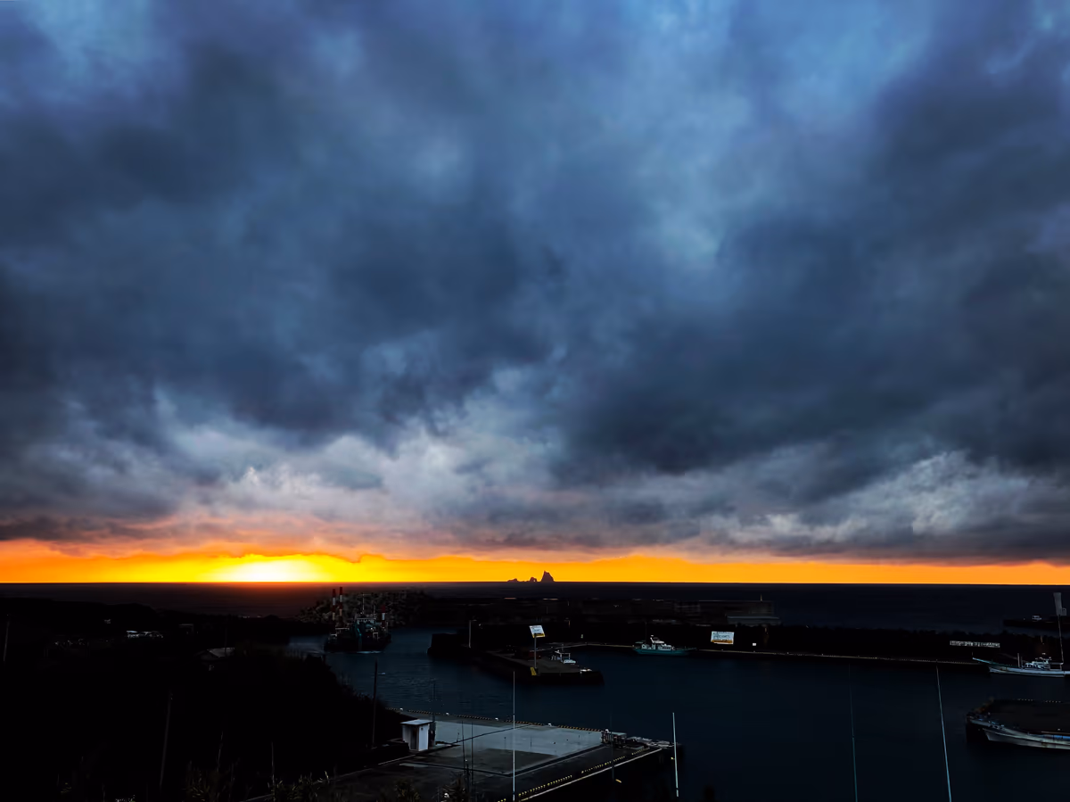 投稿写真：雲の下からサンセット